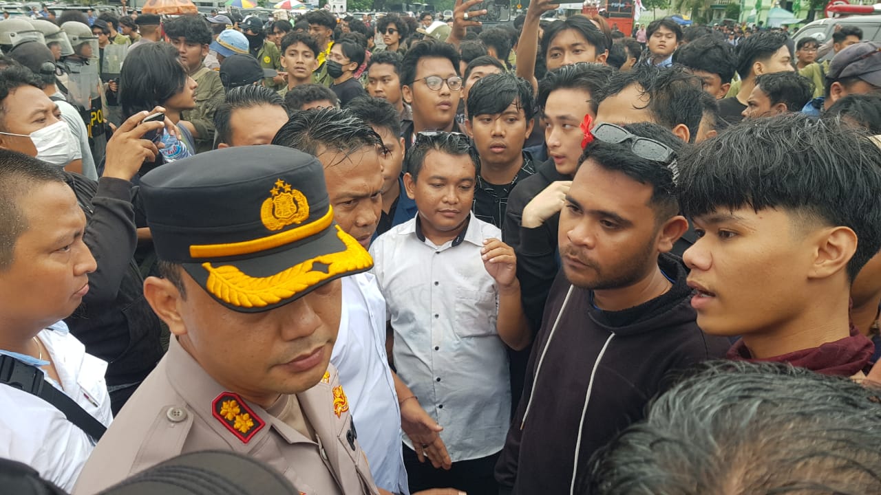 Aksi demo di DPRD Jatim