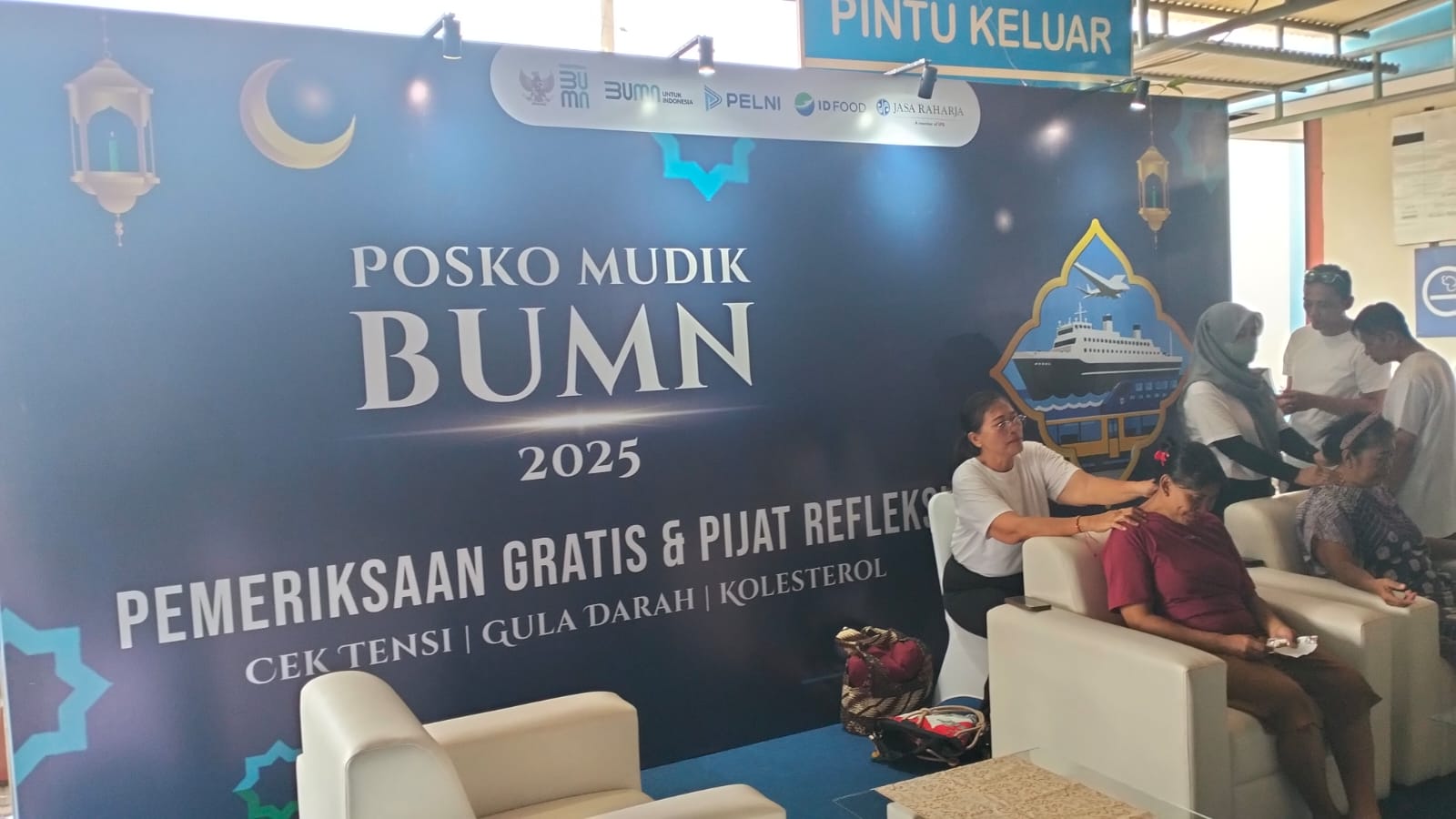 *Keterangan Foto:* Holding BUMN Pangan ID FOOD berkolaborasi bersama Pelni, Jasa Raharja, dan Perhutani menghadirkan Posko Mudik Bersama BUMN 2025 di area Pelabuhan. Posko ini bertujuan untuk melayani masyarakat yang sedang mudik agar kegiatan mudik tahun