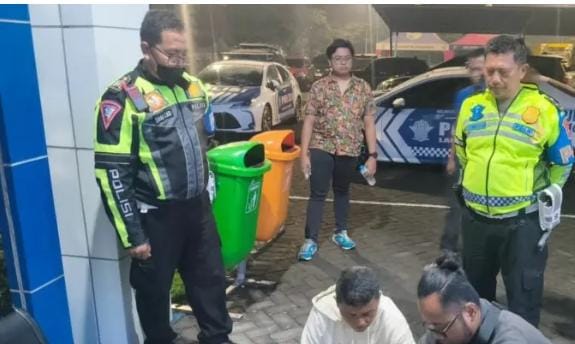 Diduga pelaku saat diamankan PJR Polda Jatim 