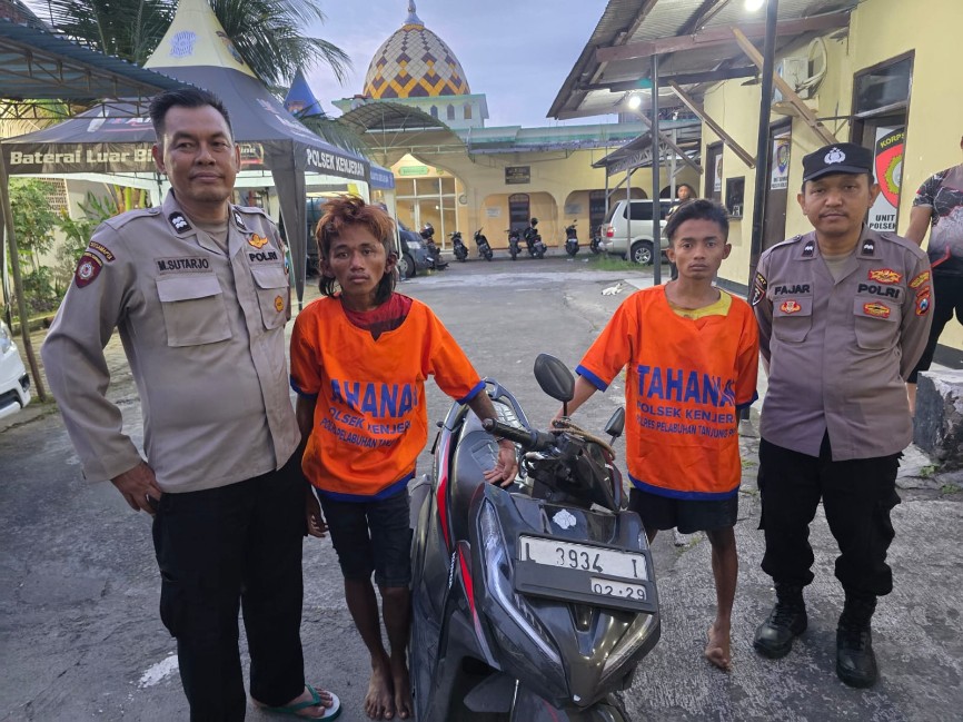 Dua pelaku curi motor diapit anggota Polsek Kenjeran 