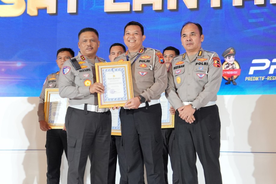 AKBP Herdiawan Arifianto saat menerima penghargaan dari Kakorlantas) Polri Irjen Pol Drs. Agus Suryonugroho