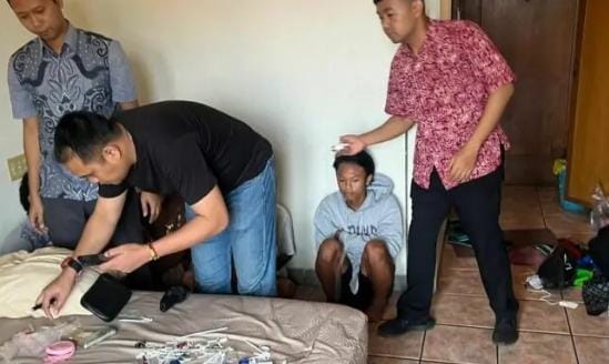 Anggota Reskrim Polsek Tegalsari saat melakukan penggeledahan 