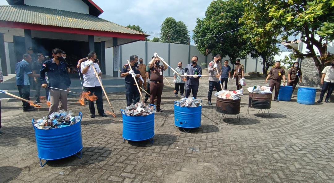 Pemusnahan rokok dan miras ilegal di Blitar 