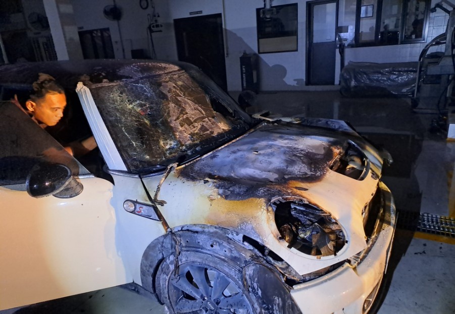 Mini Cooper yang terbakar di bengkel resmi 