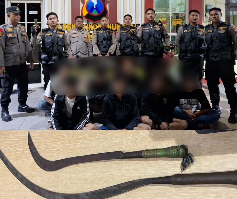 Delapan pemuda saat diamankan di Polsek Sukomanunggal diduga hendak tawuran