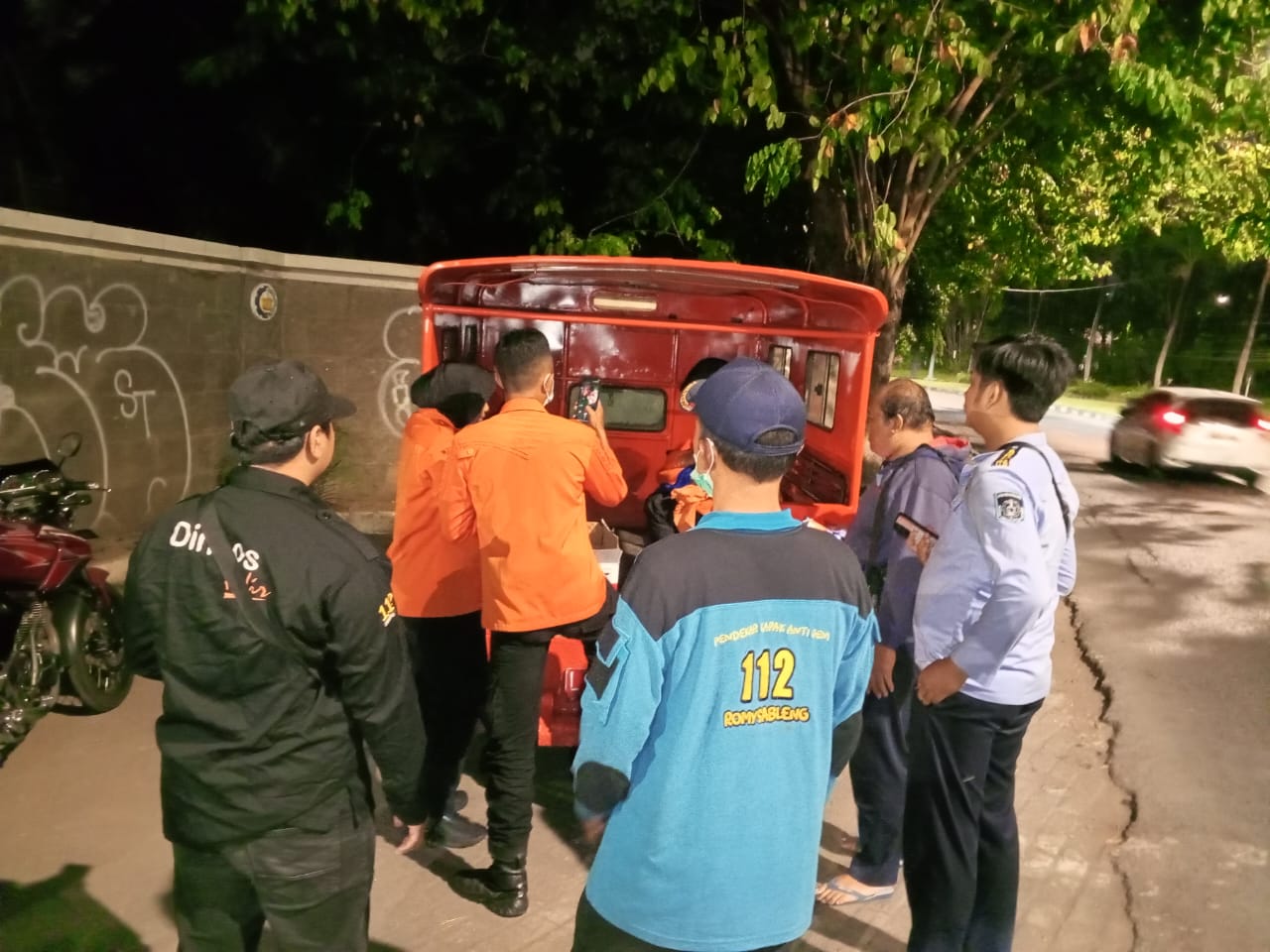 Petugas evakuasi penemuan bayi 