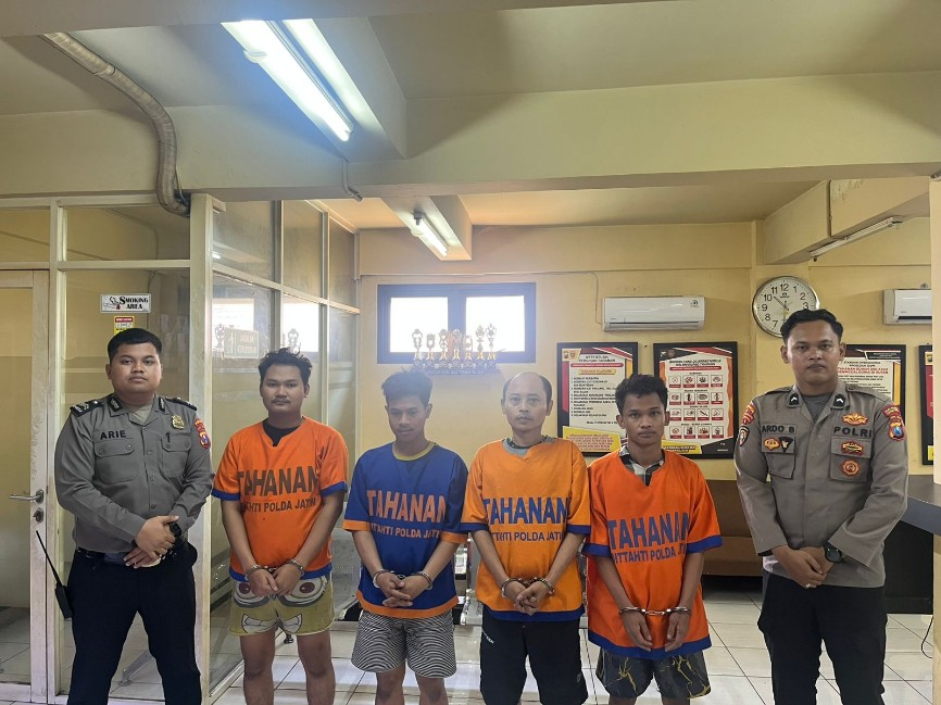 Para tersangka di Polres Tanjung Perak 