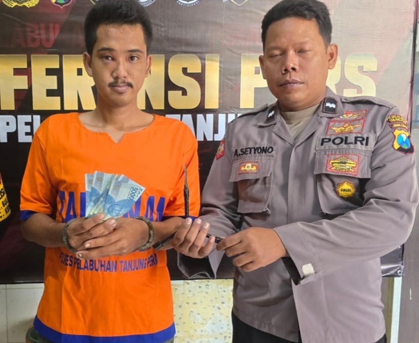 Tersangka pencuri motor didampingi petugas 