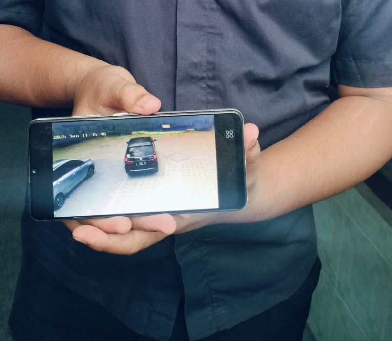 Rahmat, penjaga Masjid Al Qithar menunjukkan mobil Daihatsu Xenia dengan nomor polisi L 1301 KE, yang dinaiki terduga pelaku. 