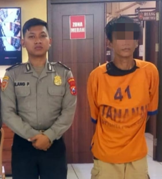 Pelaku didampingi polisi 