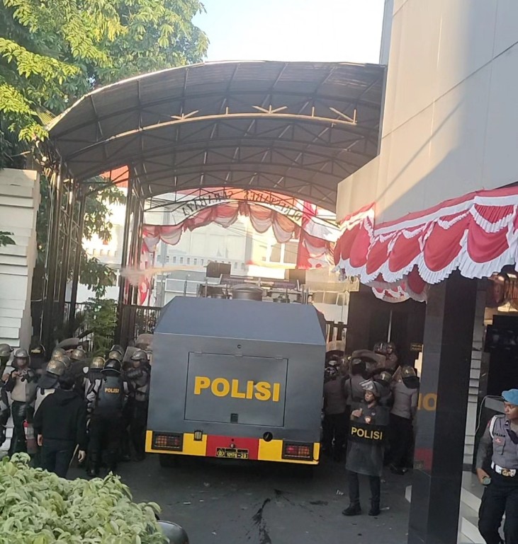 Penjagaan di pintu masuk Polrestabes Surabaya 