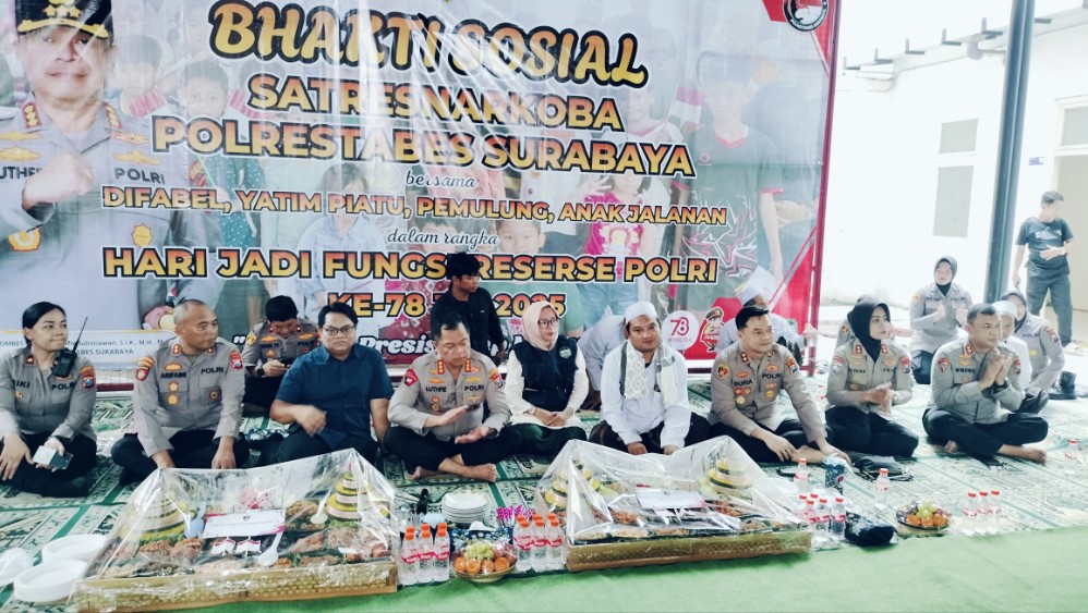 Kapolrestabes Surabaya dan Kasat Resnarkoba dalam bakti sosial hari Reserse 78 