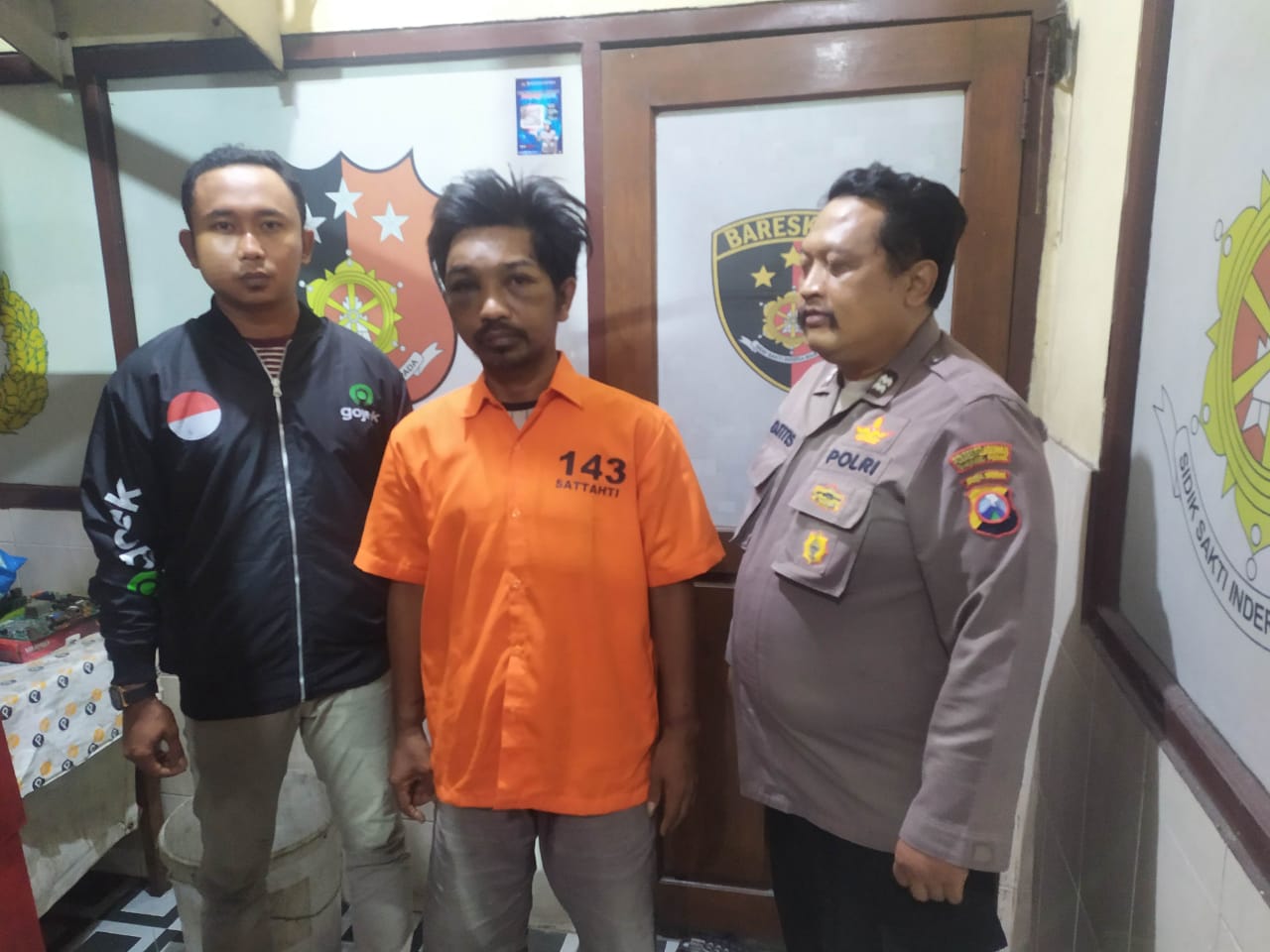 Pelaku bonyok diapit petugas 