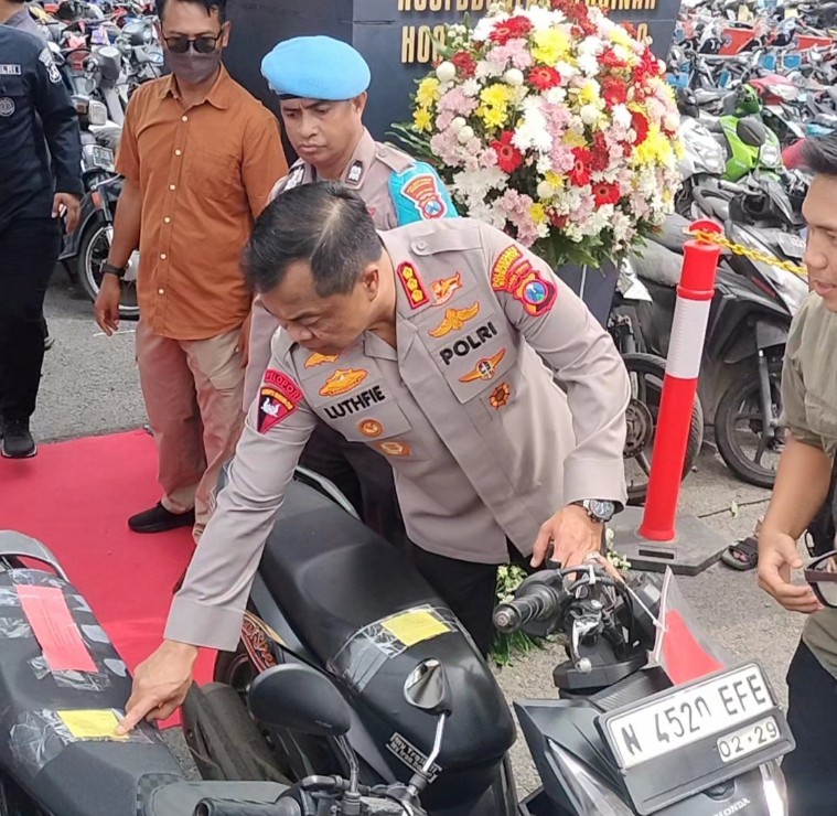 Kapolrestabes Surabaya dalam Bazar kendaraan curanmor 