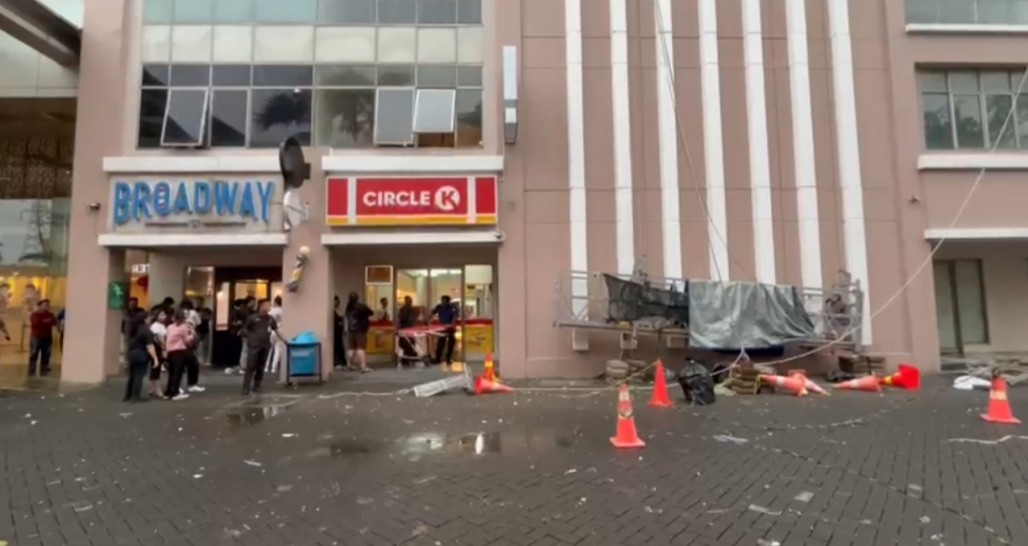 Insiden gondala apartemen ascott Surabaya