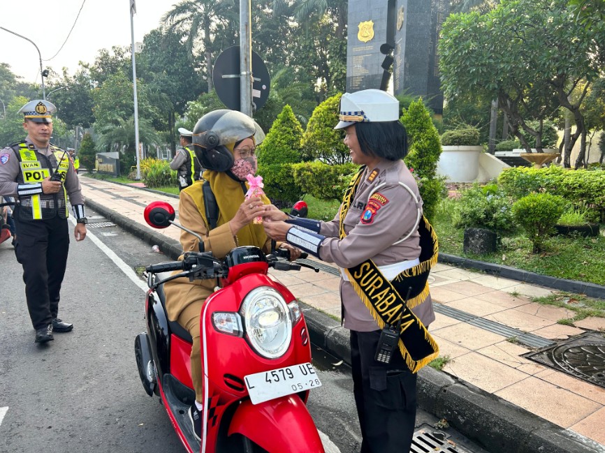 Satlantas Polrestabes Surabaya berikan coklat kepengendara tertib lalulintas