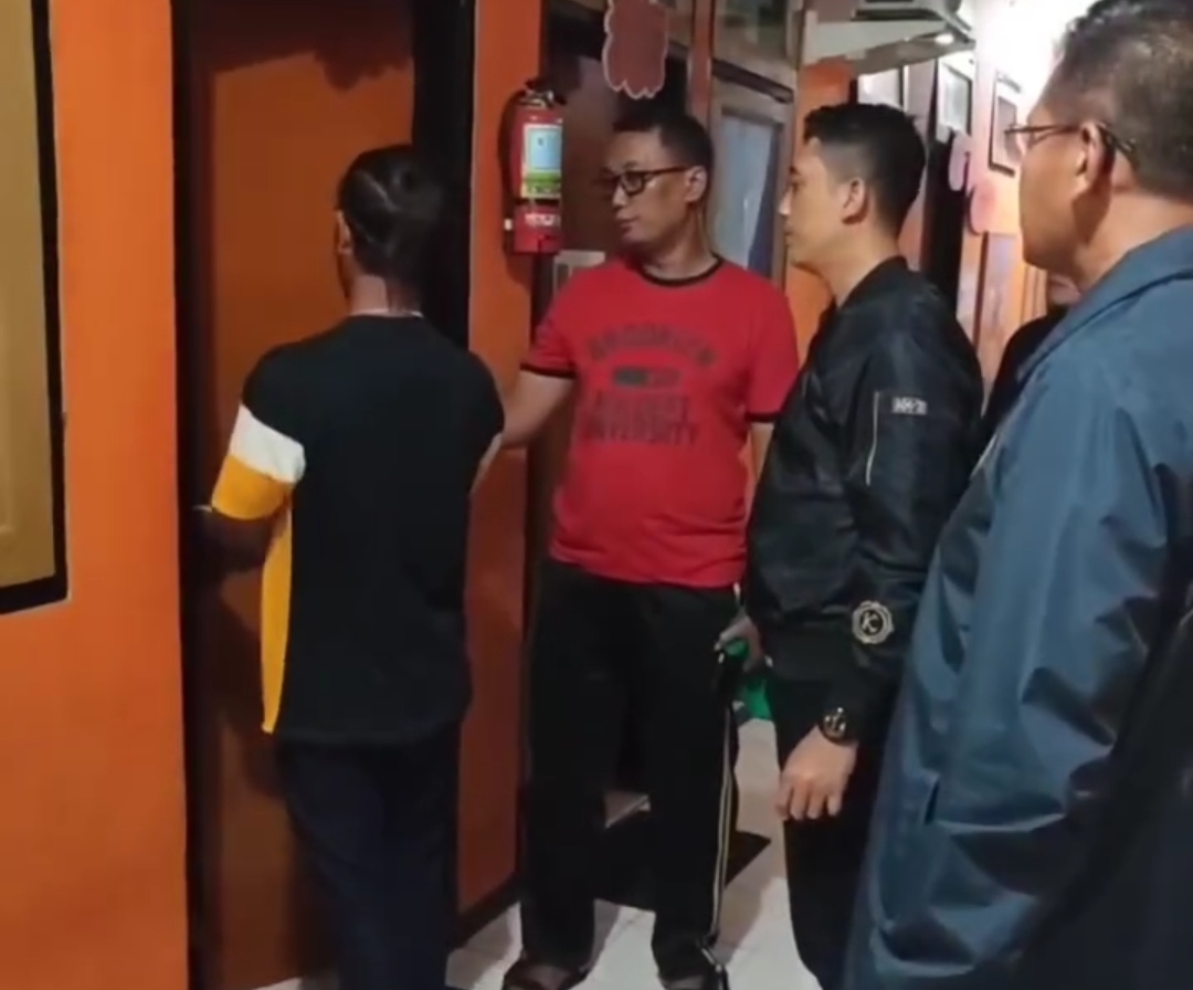 Pelaku pembobolan saat olah TKP oleh Reskrim Rungkut