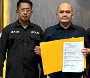 Kasat Narkoba Polrestabes Surabaya AKBP Dodi dan Kasihumas AKP Hadi