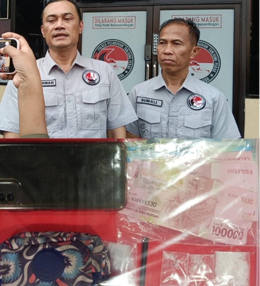 Kasat Resnarkoba Perak dan barang bukti yang disita