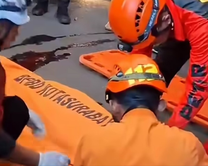 Korban ketika dievakuasi oleh petugas