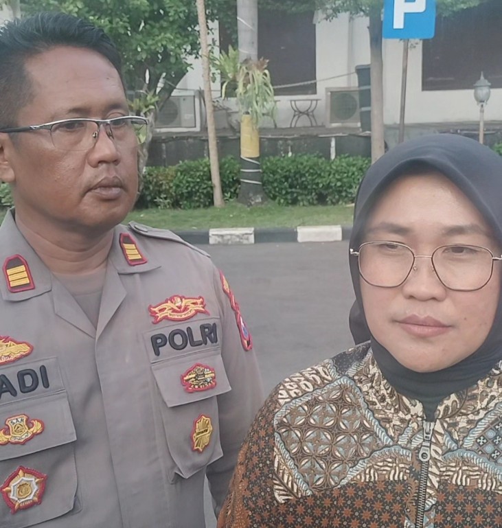 Kasi Humas dan Kompol Melati Kasat PPA PPO Polrestabes Surabaya