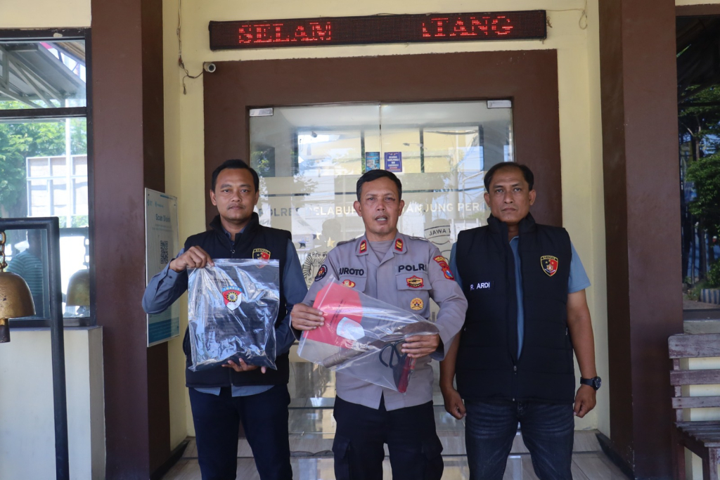 Kasihumas Polres Pelabuhan Tanjung Perak Iptu Suroto didampingi Kanit Reskrim Polsek Kenjeran Ipda Dedi