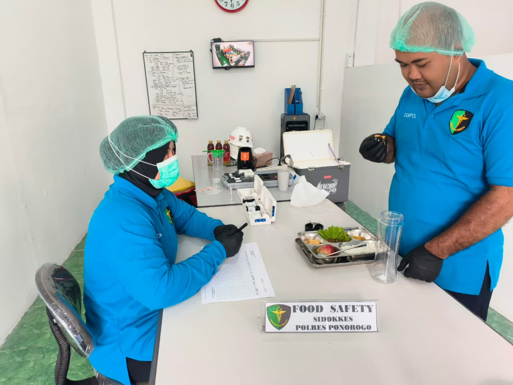Polres Ponorogo Polda Jatim melakukan pemeriksaan keamanan makanan
