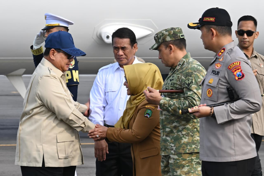 Presiden Prabowo Subianto tiba di Pangkalan TNI AU Iswahjudi, Kabupaten Magetan