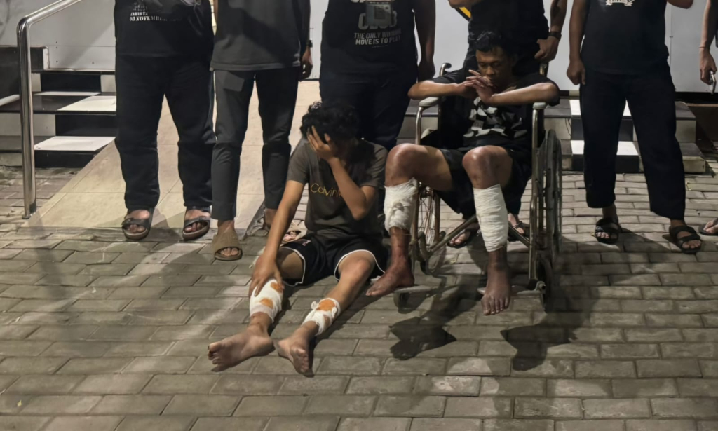 Dua pelaku saat diamankan polisi
