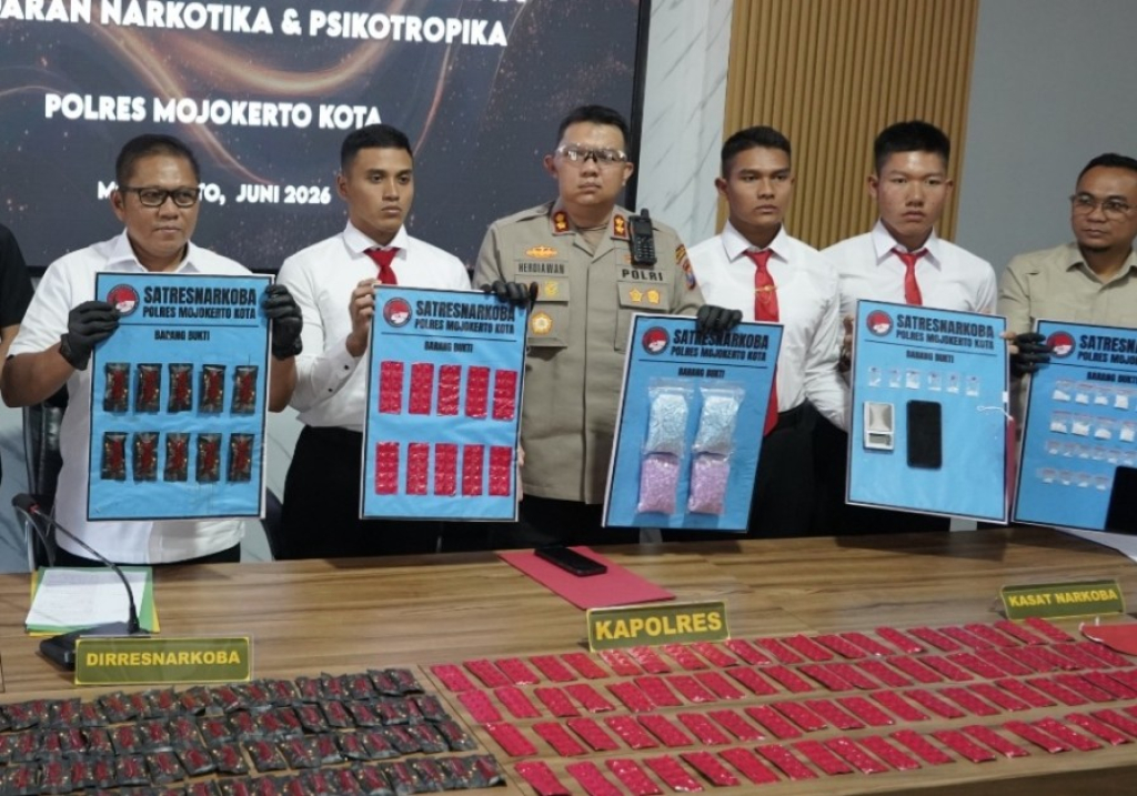 Polisi Tunjukkan narkotika basah (liquid) berbentuk catride vape