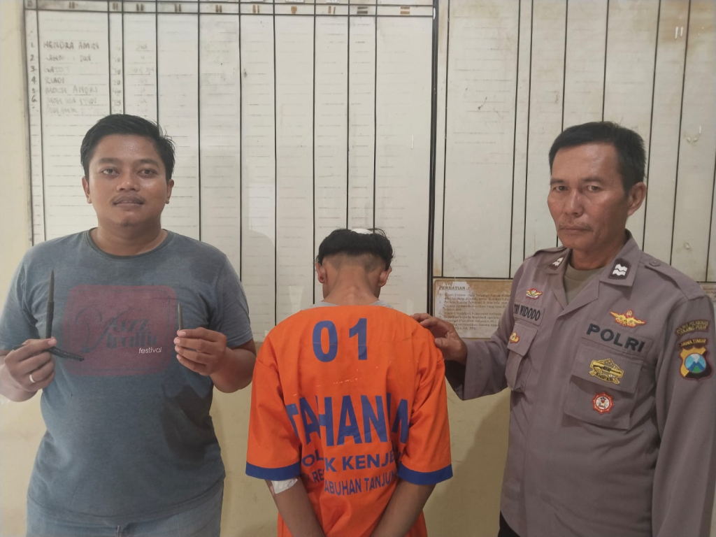 Tersangka diapit Reskrim Polsek Kenjeran