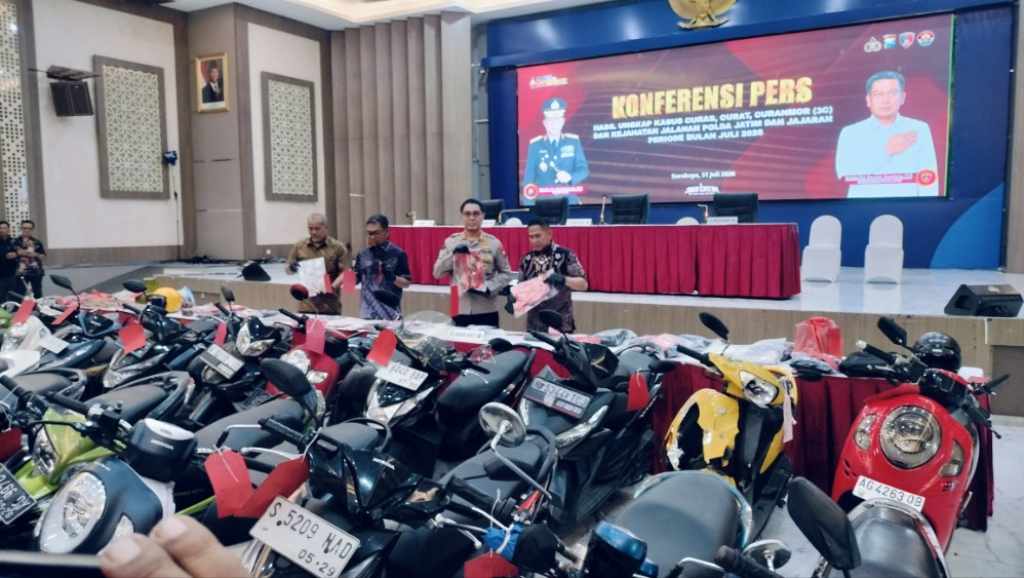 Kabid Humas Polda Jatim Pamerkan barang bukti