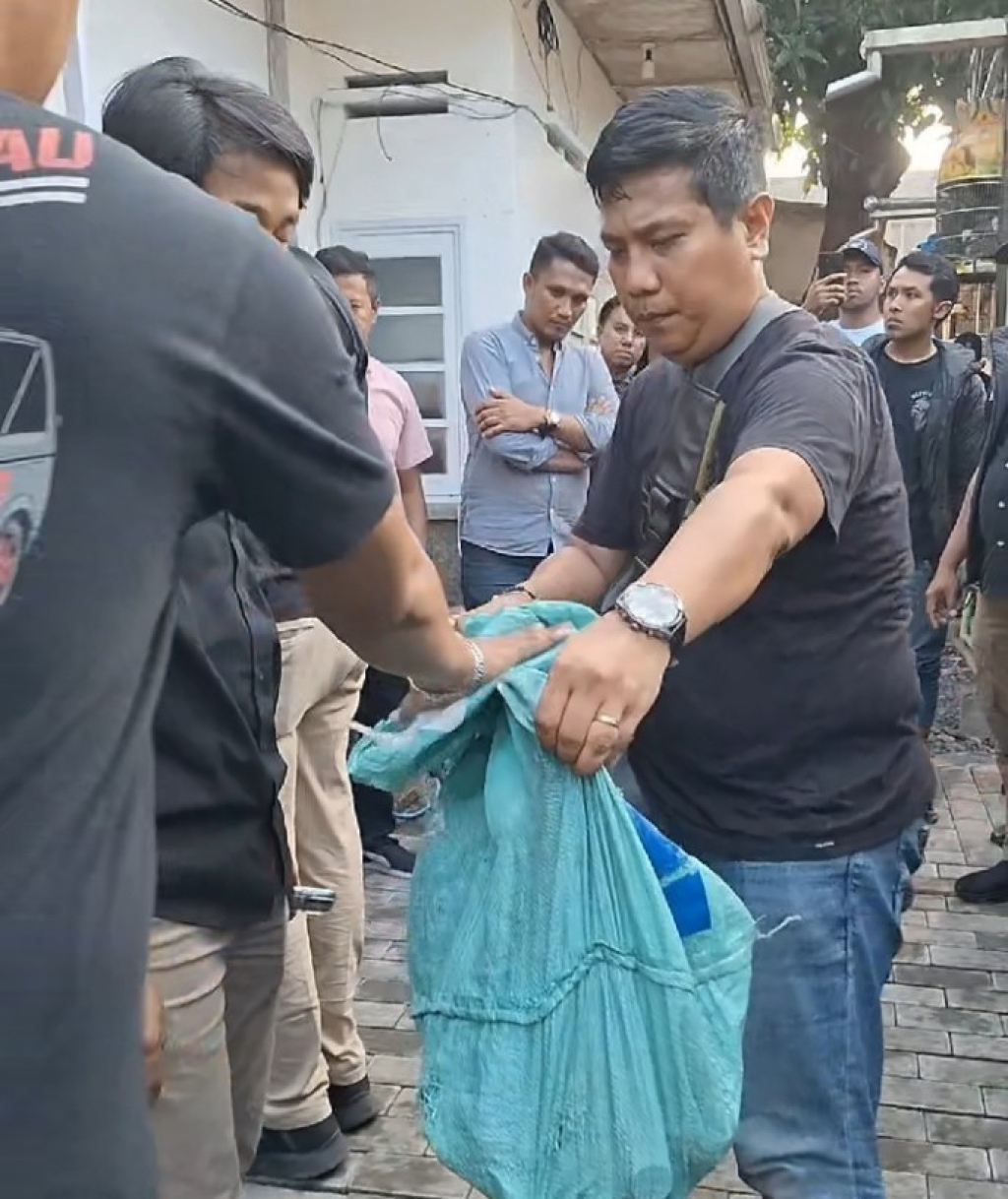 Petugas menemukan barang bukti sajam