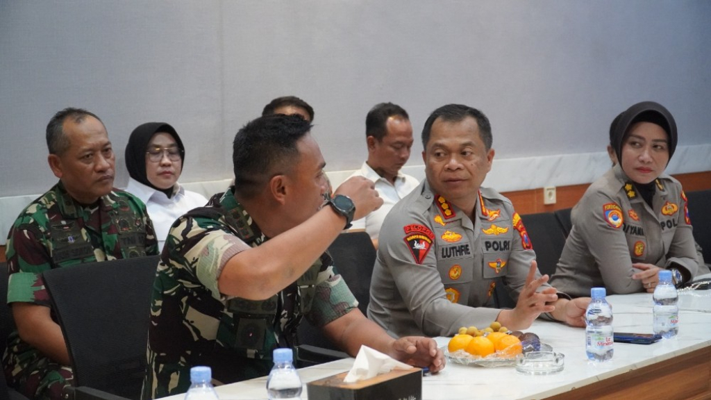 KaPolrestabes Surabaya dengan Komandan Kodim (Dandim) 0830/Surabaya