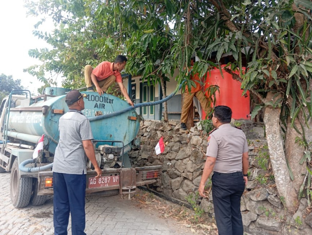 Bantuan air bersih Polres Nganjuk