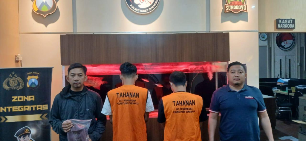 Dua pengedar sabu yang diamankan Polrestabes Surabaya