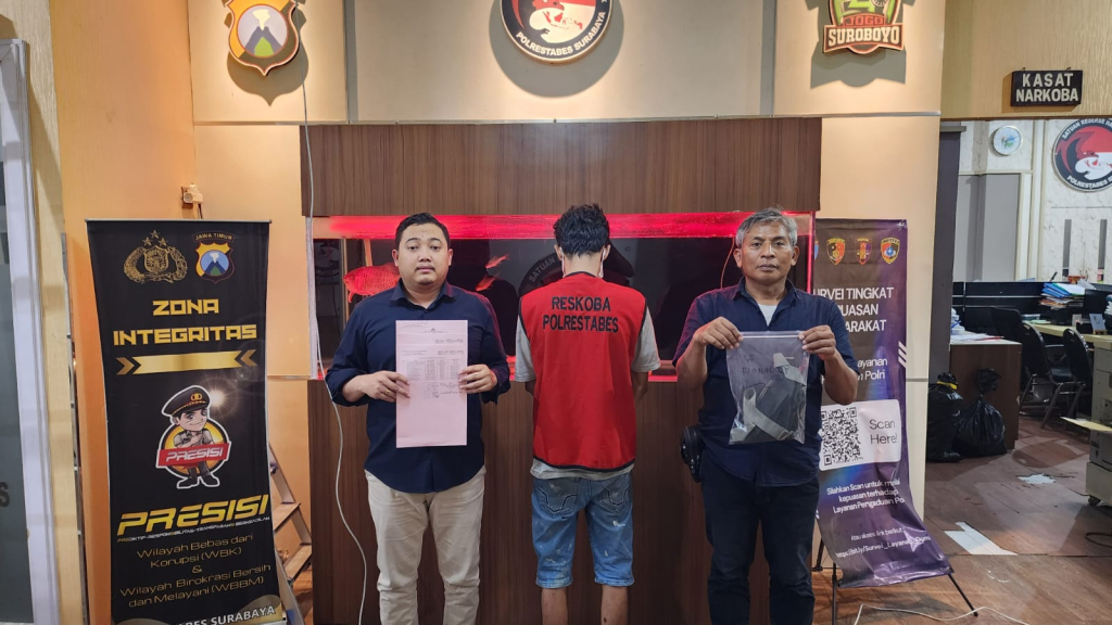 Pelaku dan Barang Bukti diapit anggota