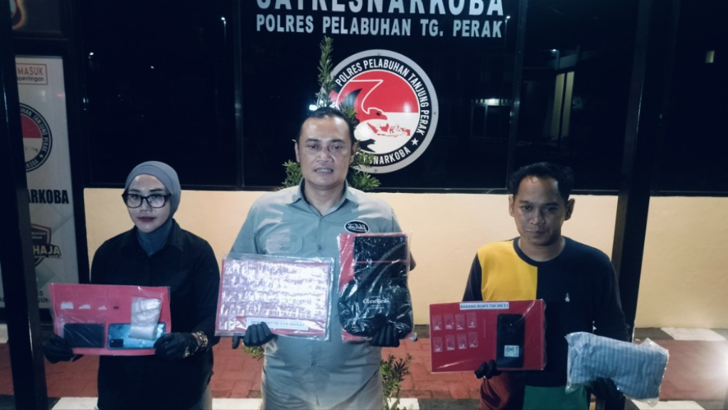Kasat Narkoba Polres Tanjung Perak Tunjukkan Barang bukti