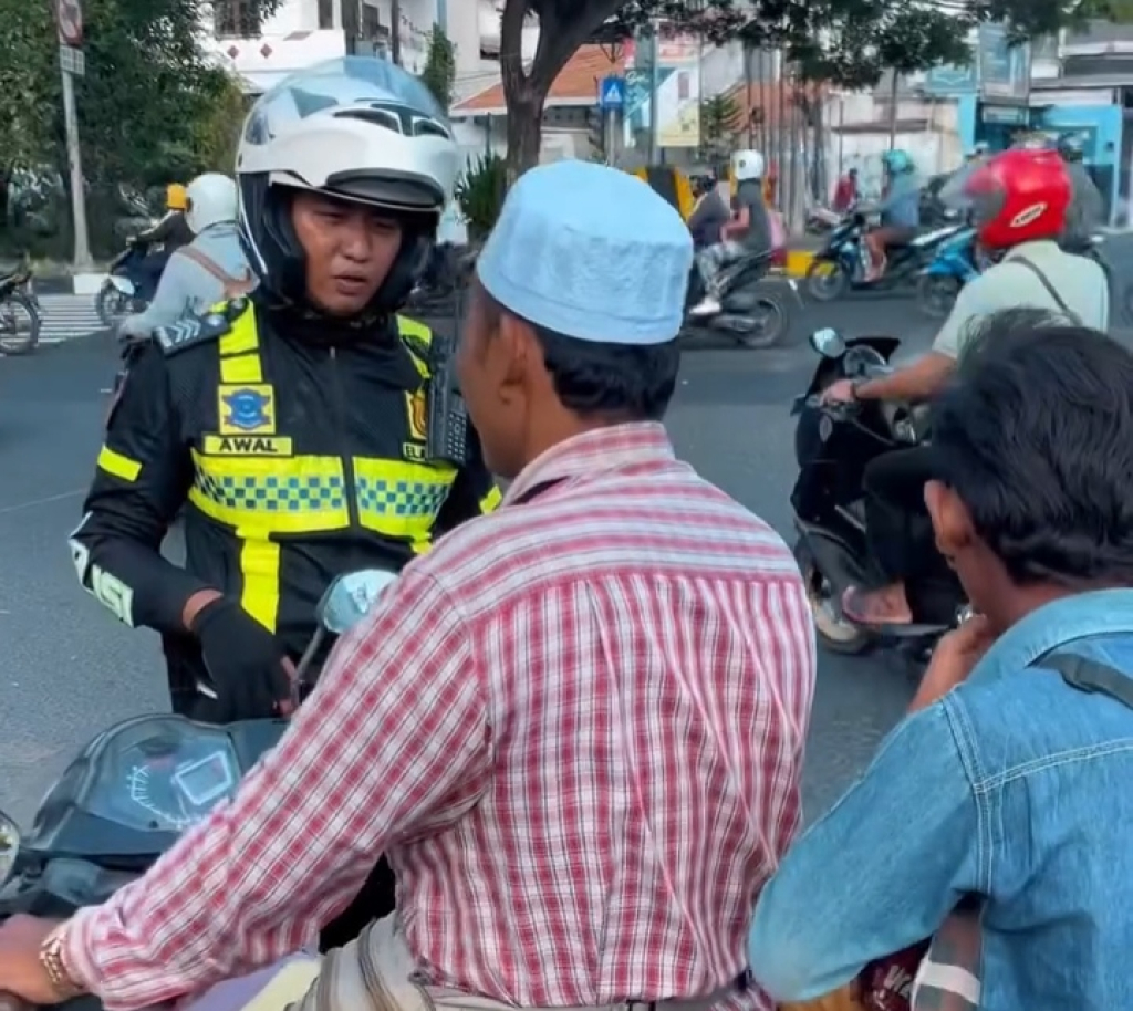 Petugas Satlantas Polrestabes Surabaya