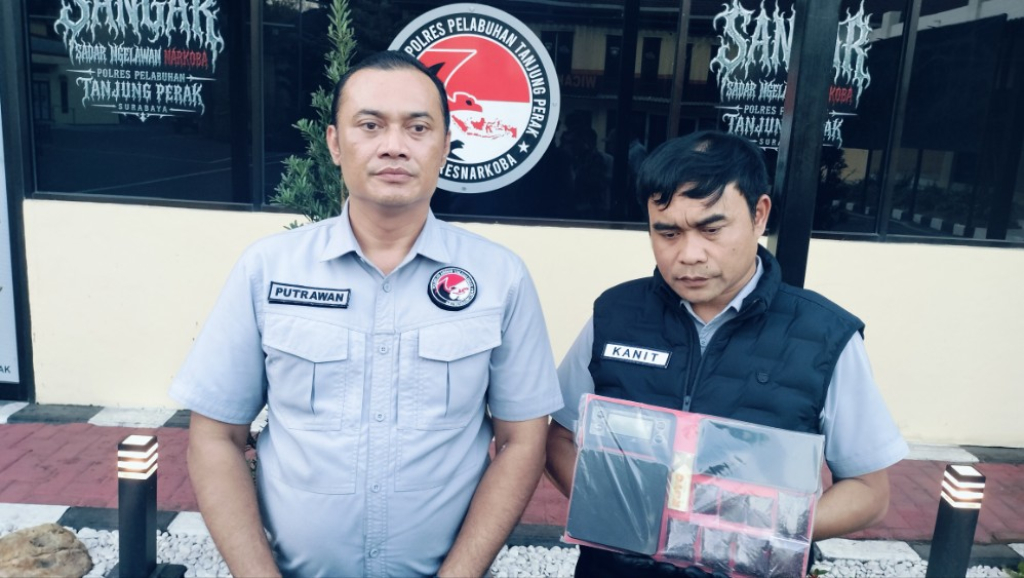 AKP Putrawan dan Kanit Reskoba pamerkan barang bukti
