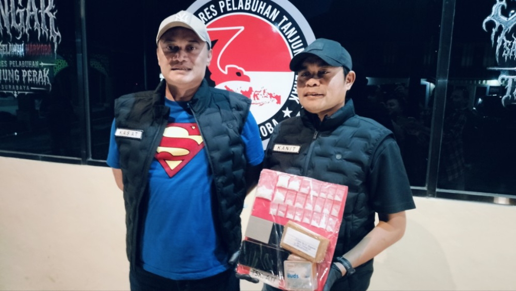 Kasat Resnarkoba Polres Tanjung Perak Surabaya dan Kanit menunjukkan barang bukti