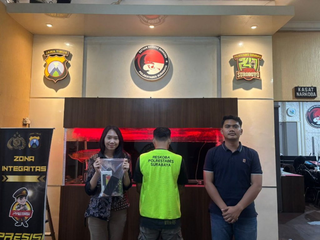 Pengedar diapit anggota Polrestabes Surabaya