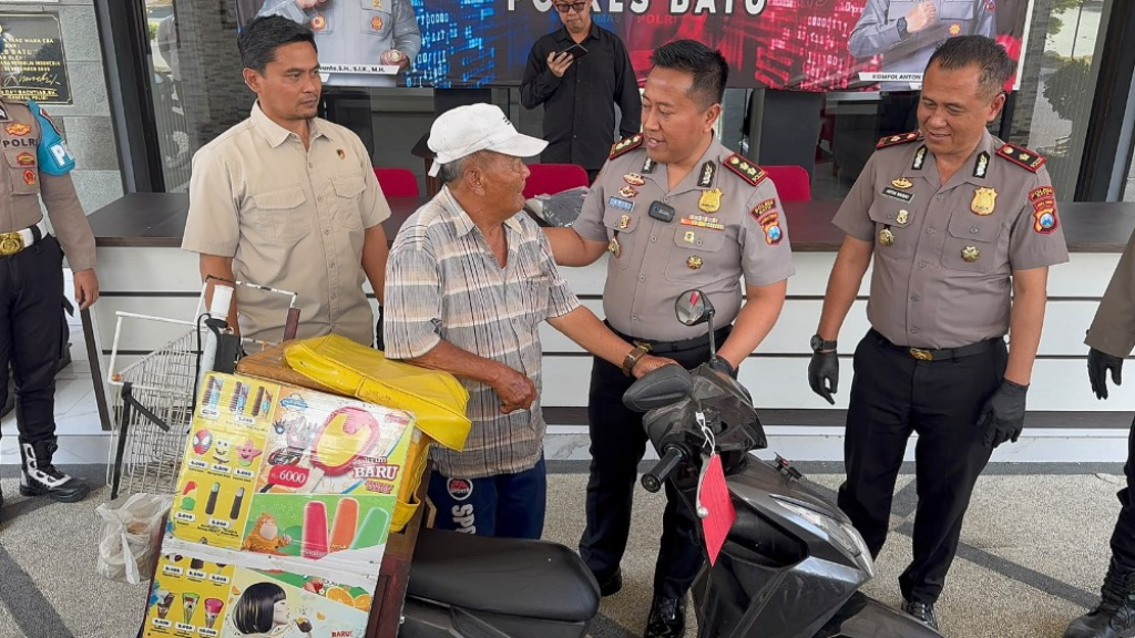 AKBP Dr. Aries Purwanto menyerahkan langsung kendaraan tersebut kepada pemiliknya