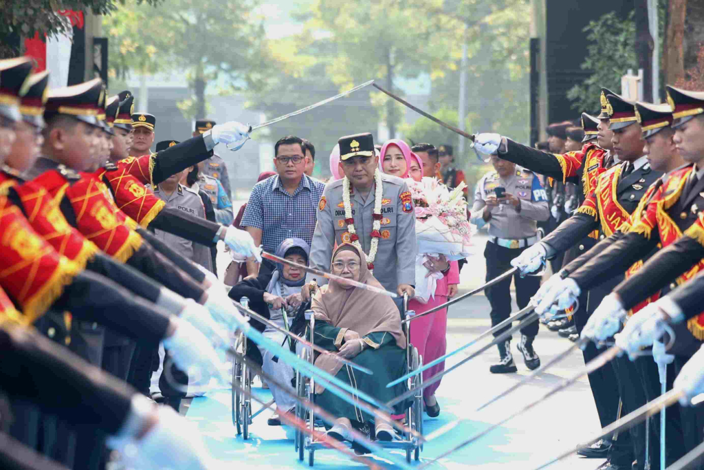 Pedang pora sambut Kapolda Jatim