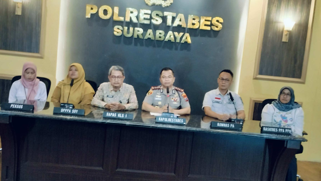 Kapolrestabes Surabaya memberikan keterangan kasus penganiayaan anak