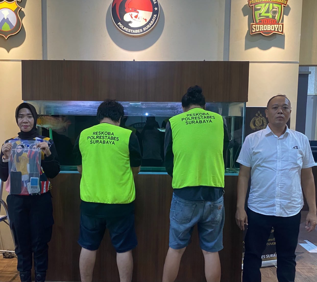 Dua pelaku diapit anggota Polrestabes Surabaya