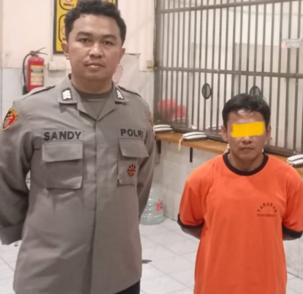 Pelaku didampingi anggota Polsek Wonocolo