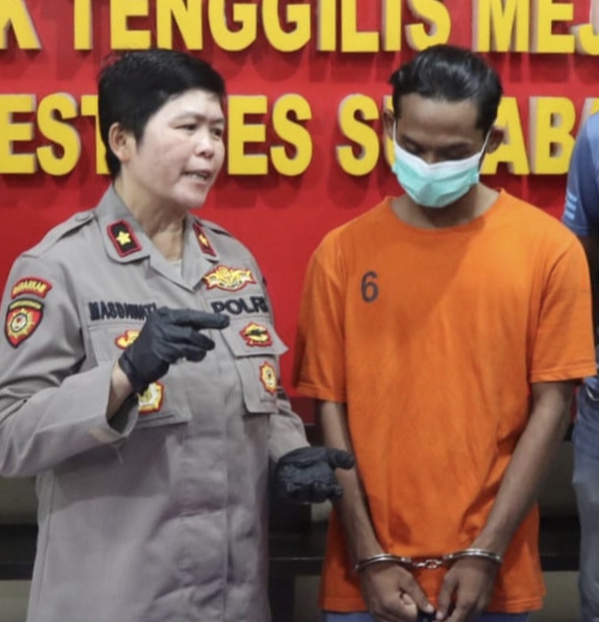 Kapolsek Kompol Masdawati dengan pelaku Pencurian motor